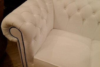 Nová bílá dvou sedačka Chesterfield - 2