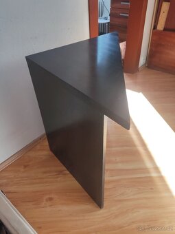 Elegantní rohový stolek, černý TOP - 2