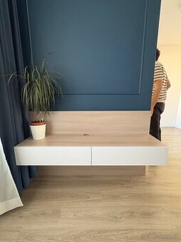 Ložnice - poličky se zásuvkami, postel, stolky - 2