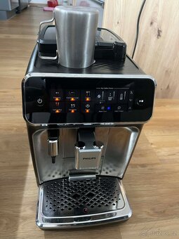 Automatický kávovar Philips EP3326/90 – výborný stav - 2