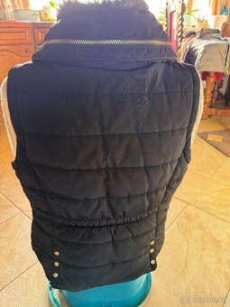 Černá prošívaná vesta zateplená - 2