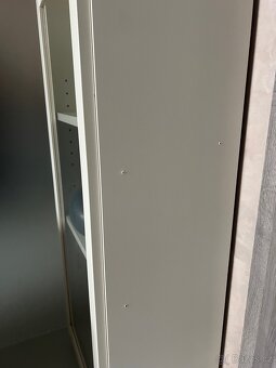 Knihovna s prosklenými dveřmi - 2