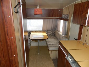 Karavan Wilk pro 4 osoby - 2