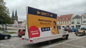 Ridic reklamní auto s billboardem - 2