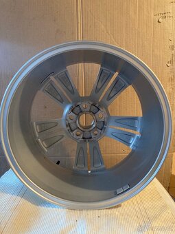Prodám 1 ks ALU DISK ŠKODA KAROQ 7Jx18 H2 ET45 57A601025E - 2