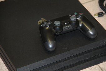 Sony PlayStation 4 PRO 1TB + ovladač - 2