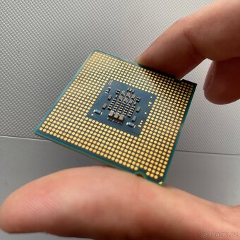 duální procesor – Intel Celeron E1400 - 2