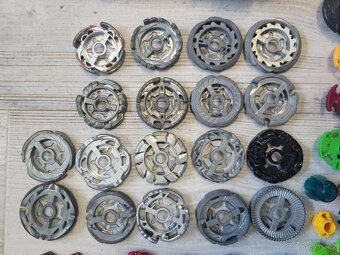 Sbírka Beyblade – hromada originálních dílů + launchery - 2