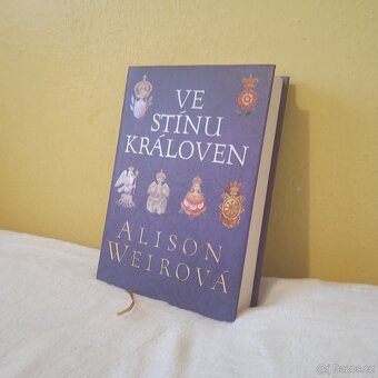 Nabízím knihu Ve stínu královen - 2