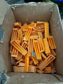 LEVELYS klínky a spony - 2