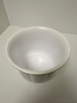 Bílý keramický květináč - 2