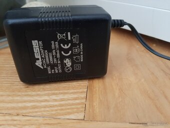 Alesis SR-16 přenosný bicí automat - 2