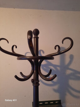 dřevěný stojanový věšák - 2