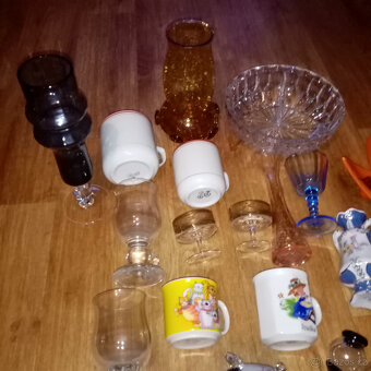 Prodám různé staré české sklo -vázy ,mísy,poháry,fajfky,hrnk - 2