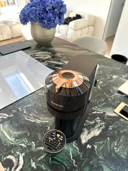 Luxusní kávovar Nespresso Vertuo Next Premium Brown Rich - 2