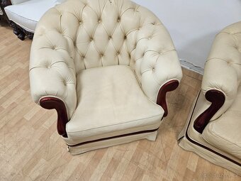CHESTERFIELD ŠTÝL,MÁSLOVEJ FARBY KOMB.S MAHAG.DREVOM - 2