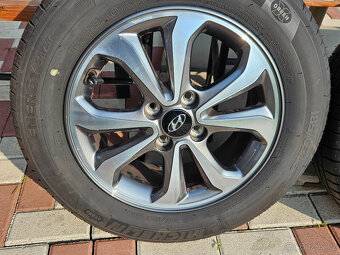 HYUNDAI i20 orig alu sada 185/65/15 TPMS Michelin - 2