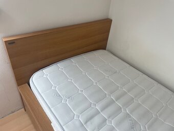 Značková zachovalá postel s roštem a úložným prostorem - 2