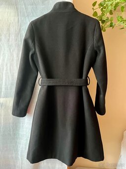 Dámský černý kabát s páskem - 2