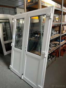 DVOUKŘÍDLÉ PVC VCHODOVÉ DVEŘE BÍLÁ/OŘECH 156x211-PLZEŇ - 2