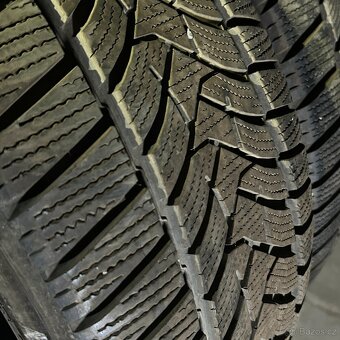 Zimní pneu 235/45 R20 100V Dunlop 7mm - 2