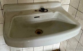 Staré keramické umyvadlo - 2