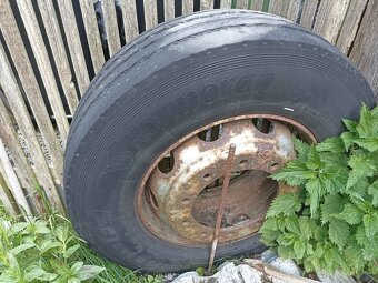 pneu z kamionu s diskem - ne na auto - za odvoz - 2