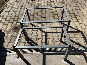 Dva stoly do sebe, materiál jekl, lak komaxid. - 2