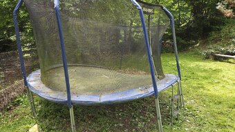Poškozená Trampolina větrem - 2
