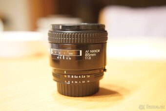 Nikon 85mm f/1.8D F - 2