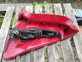 Levé zadní světlo na Citroen C4 Coupe - 2