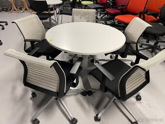 Zasedací židle Steelcase Think, konferenční stůl - 2