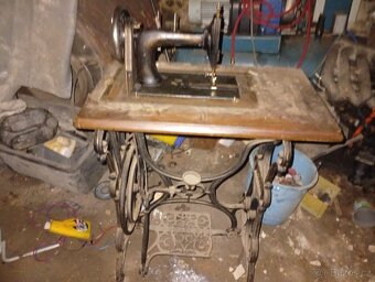 Starý šicí stroje - 2