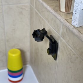 Černý držák na sprchu z umělé hmoty - NOVÝ - NEVYUŽITÝ - 2