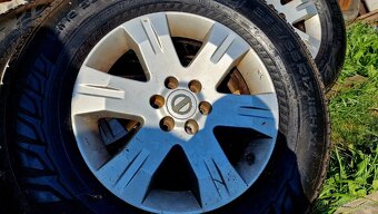 Letní pneu Nokian 265/65/17 plus Alu kola originál Nissan - 2