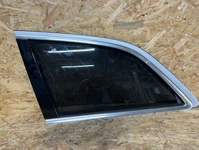 ZADNÍ LEVÉ BOČNÍ ZATMAVENÉ OKNO AUDI Q7 4L - 2