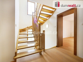 Vila 8+1, dvě garáže, terasa, balkon, pozemek 3176 m2 - 2