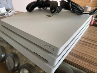PlayStation 4 1TB + ovladač yenkee univerzál Vše funkční top - 2