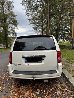 Chrysler Town & Country Touring – prostorný americký minivan - 2