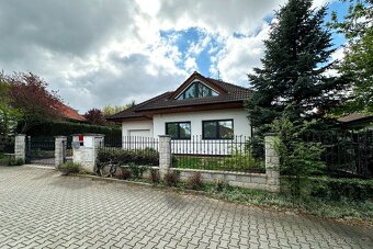 Pronájem_RD Dolní Chabry 5+kk, zahrada, garáž+venkovní park. - 2