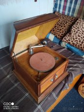 starožitný salóní gramofon po zrestaurování. - 2
