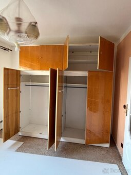 Skříň a menší skříňky s propojovací rampou - 2
