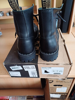bboty STEEL - 8 dírkové - 114/113 black - 2