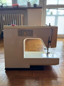 Šicí stroj - Toyota (s pedálem) - 2