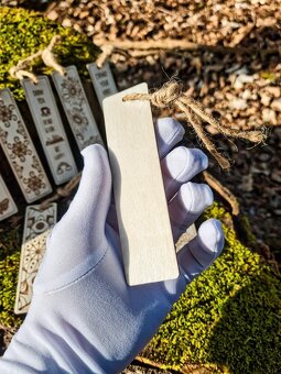 Dřevěná záložka do knihy s originálním designem V1 - 2