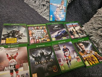 Xbox one , 9x hra, 3x ovladač - 2