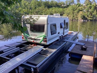 Karavan na vodě, Houseboat - 2