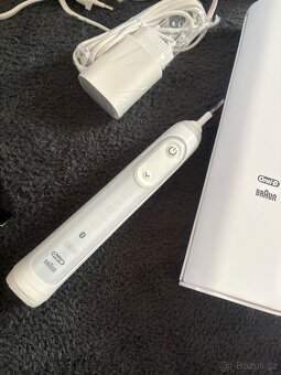 Sonický zubní kartáček Oral B Genius 8000-9000 - 2