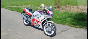 Yamaha FZR 600 3HE - 2