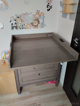Komoda s rozkládacím přebalovacím pultem - 2